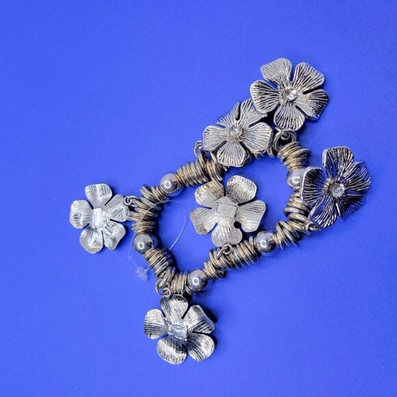 SILVER tone Stretch Flower Bracelet - Picture 5 of 7